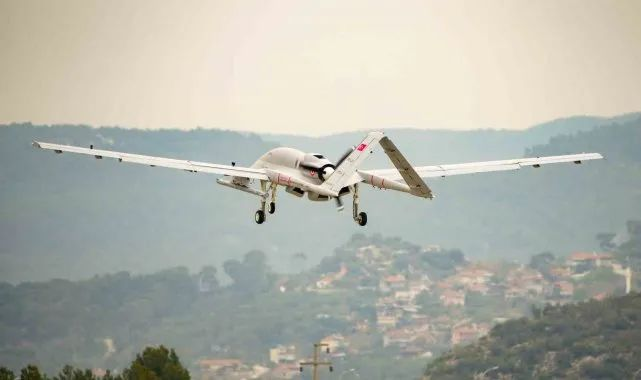 土耳其无人机发射新型超音速导弹击中海上目标，其实是制导火箭弹