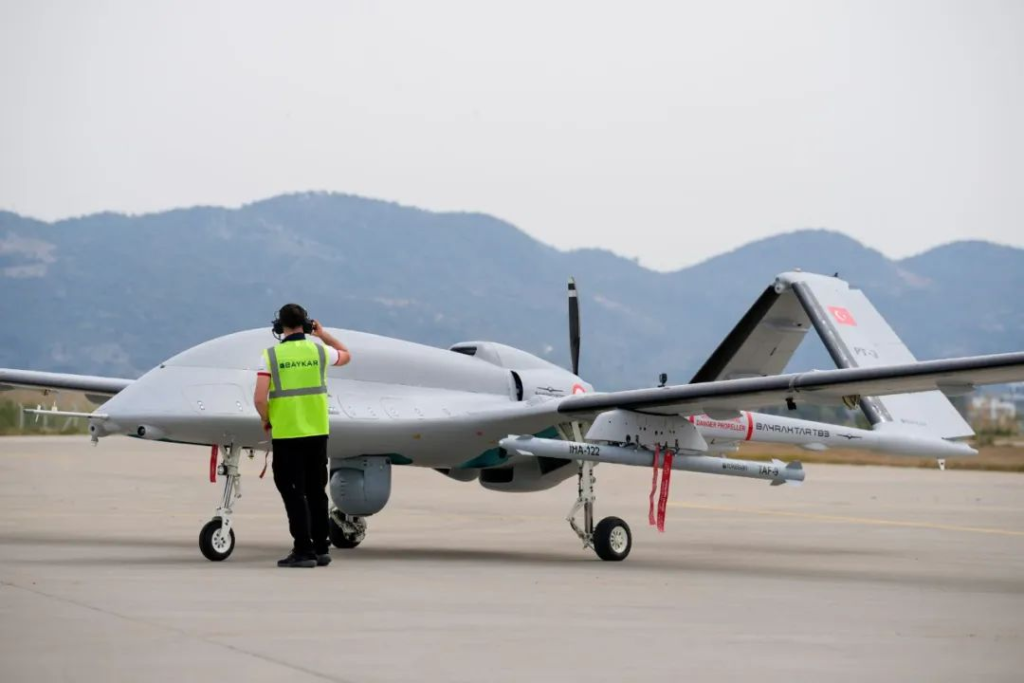 土耳其无人机发射新型超音速导弹击中海上目标，其实是制导火箭弹