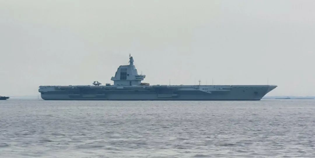 曲线创新——新概念9.999万吨全电推进航母的思考