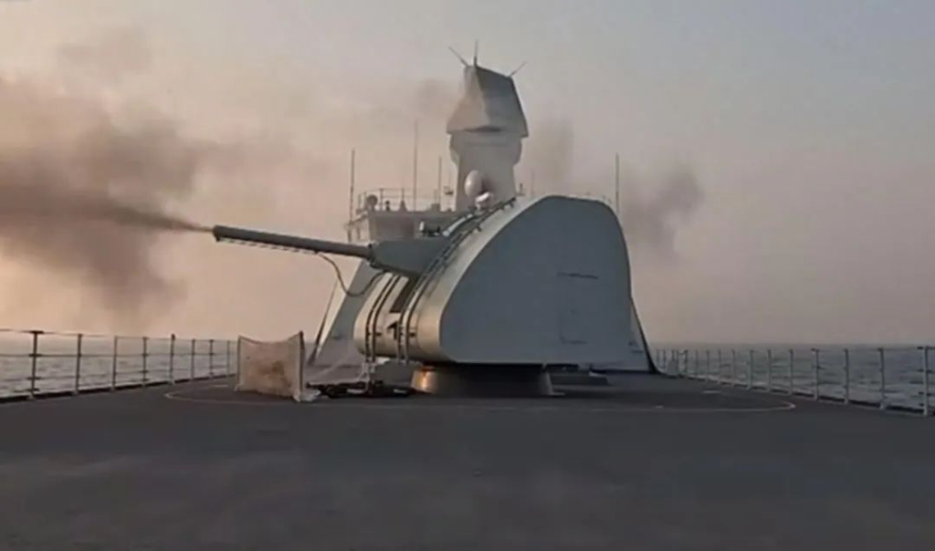 火力全开！054B护卫舰实战首秀，突然发现隐身“馒头炮”挺顺眼的