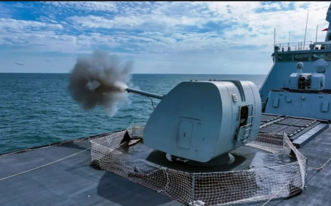 火力全开！054B护卫舰实战首秀，突然发现隐身“馒头炮”挺顺眼的