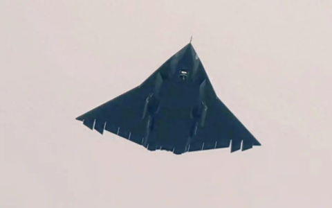 歼-36果然不同寻常！三发加力震撼全开，喷口与尾焰完全一致