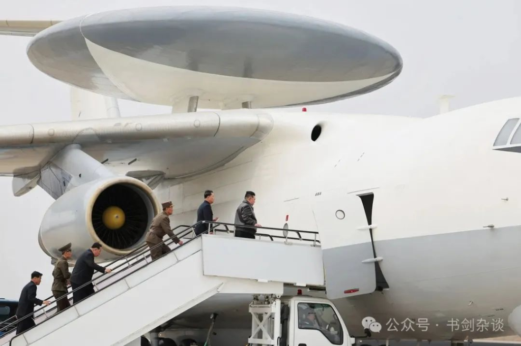 首次,“朝鲜版空警2000”内部曝光并试飞,7台工作站+6块高清大屏,证实有自动指挥和预警能力