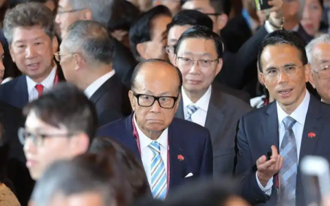 长和宣布：暂缓卖港口！