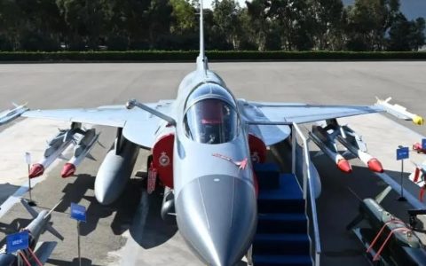 击败中国战机后，阿采购二手F16到货，印媒幸灾乐祸：远超枭龙