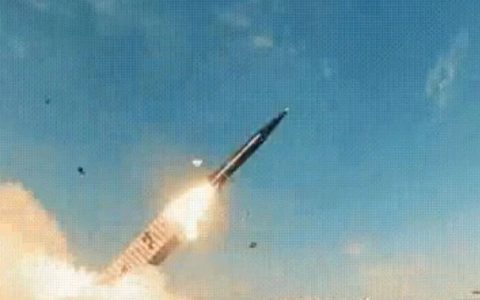 央视公开中国新型750mm火箭炮，射程超500公里，误差不到10米，堪比弹道导弹