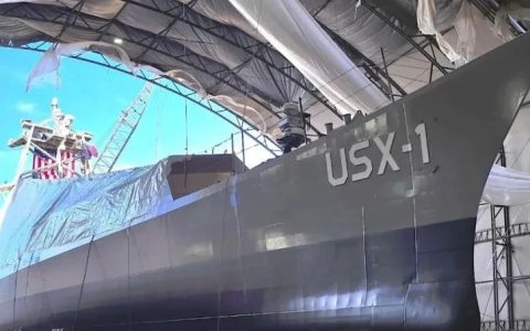 美国DARPA研发的新型挑衅号无人艇现身，可搭载ADL导弹发射器