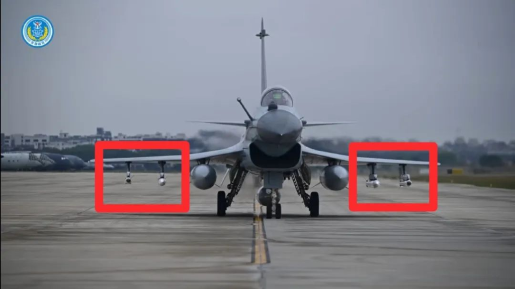 山东舰首进台“应变区”，轰-6K携高超弹升空，台战机一弹不带就起飞了