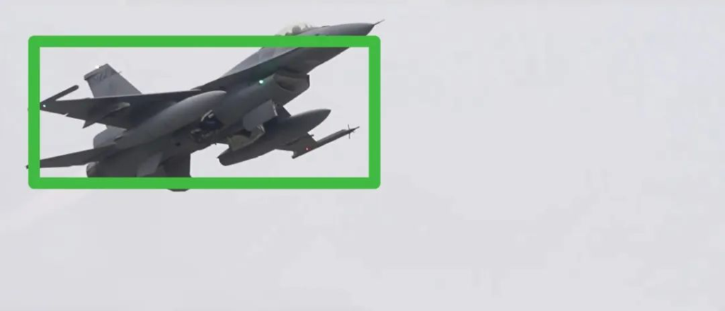 山东舰首进台“应变区”，轰-6K携高超弹升空，台战机一弹不带就起飞了