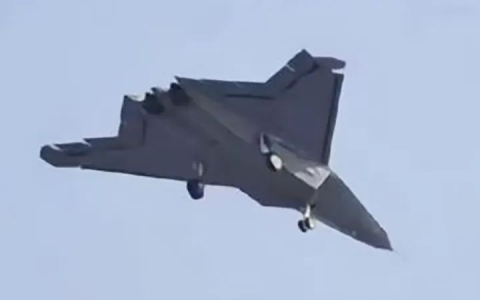 歼-50高清照传出：突出高空特性，会是全球首款舰载六代机？
