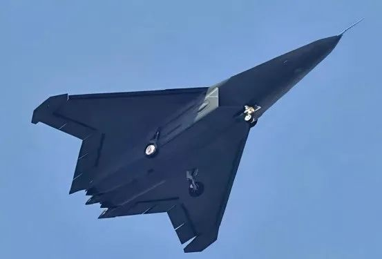 关税战硝烟未散!北六代歼50 战机出现 “舰载基因”,会改变未来海战格局!