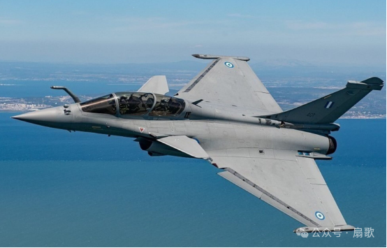 关税战硝烟未散!北六代歼50 战机出现 “舰载基因”,会改变未来海战格局!