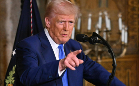 特朗普，四面楚歌！