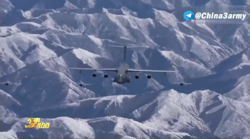 证据来了!歼-10飞过美国航母补给港上空,距离“杜鲁门”号不远?