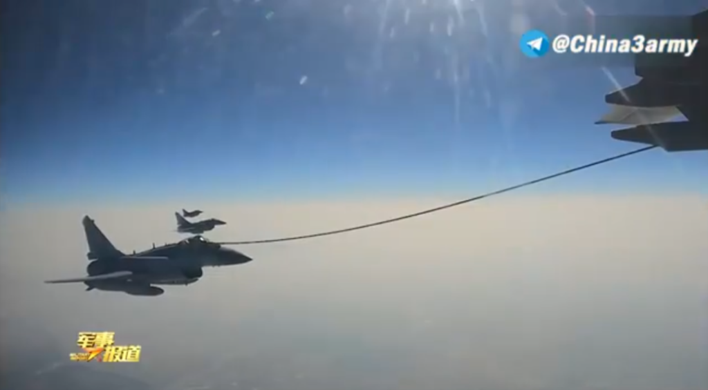 证据来了!歼-10飞过美国航母补给港上空,距离“杜鲁门”号不远?