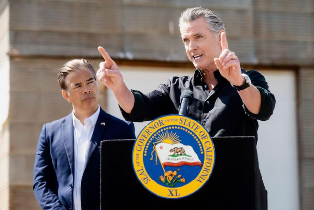 美国在自家主场遭冷落,中方财长刚下飞机,多国高层排队等着见面