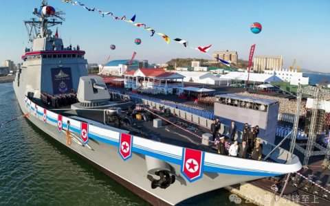 韩国要慌了，朝鲜版阿利伯克舰下水，74个垂发加4面相控阵，火力比052D还猛