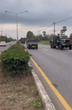 印巴开打!网传巴基斯坦开始增兵,卡车拉着坦克向印巴边境进发