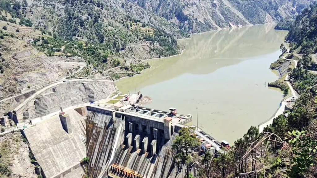 印巴开打!网传巴基斯坦开始增兵,卡车拉着坦克向印巴边境进发