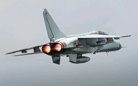 歼轰-7A再进化:新一代导弹让"冲天飞豹"再战20年