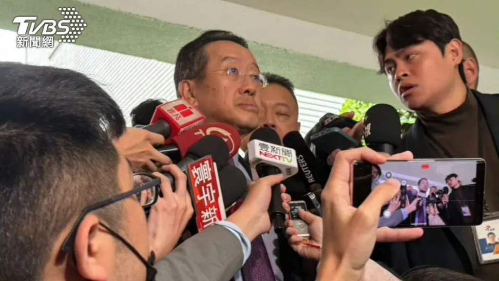 台东30海里激烈对峙！山东舰直接亮出歼15D电战机，台军舰没有一艘的雷达敢开机，台媒：前所未有的耻辱！