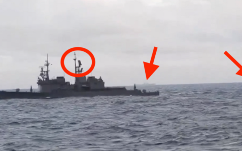 台东30海里激烈对峙！山东舰直接亮出歼15D电战机，台军舰没有一艘的雷达敢开机，台媒：前所未有的耻辱！