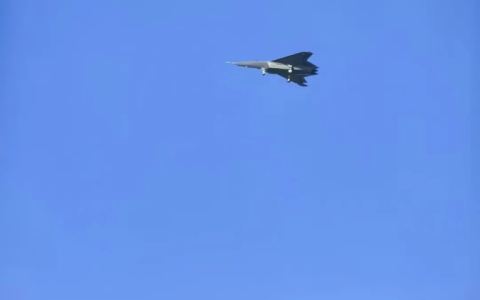 沈飞六代机高清图曝光，确定为肋部进气，侧弹舱很长