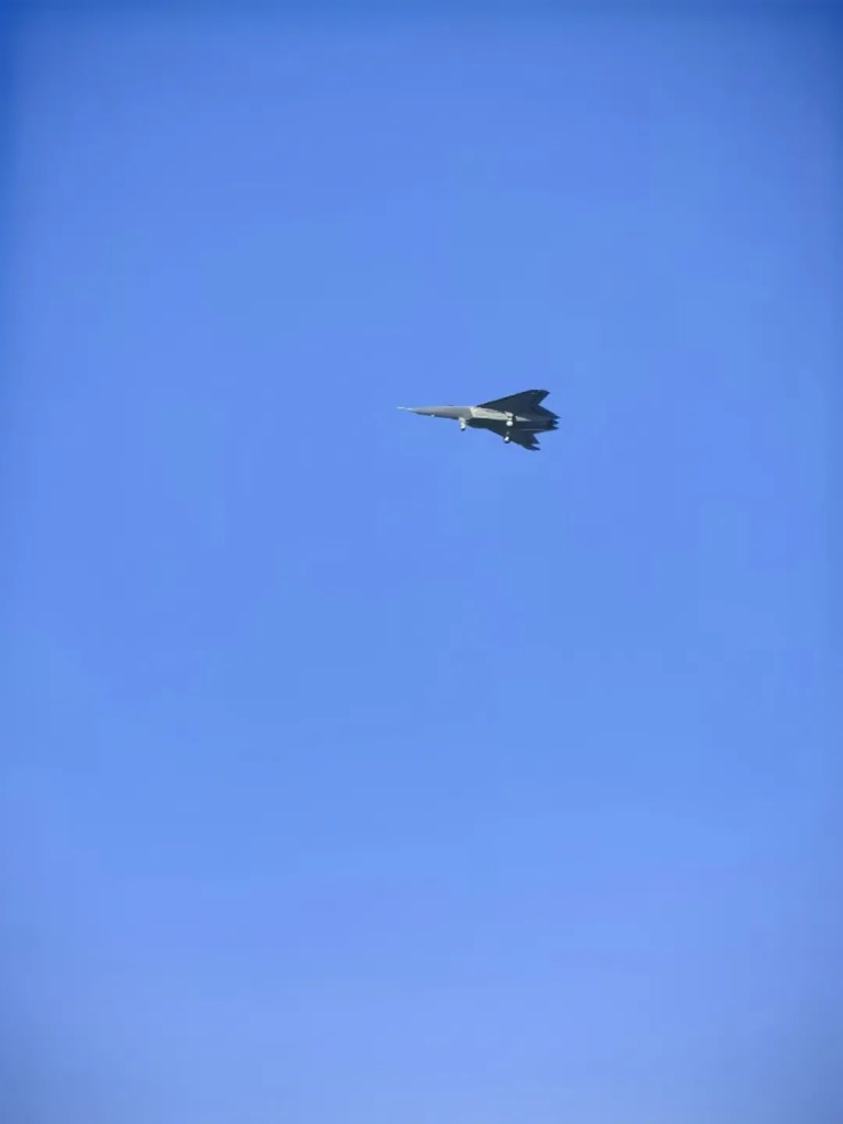 沈飞六代机高清图曝光,确定为肋部进气,侧弹舱很长