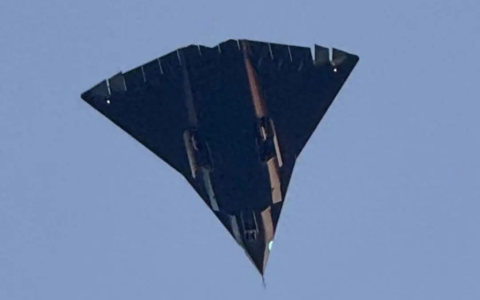 歼-36神速试飞，并列三发开始高空放油测试，完全碾压美国F-47