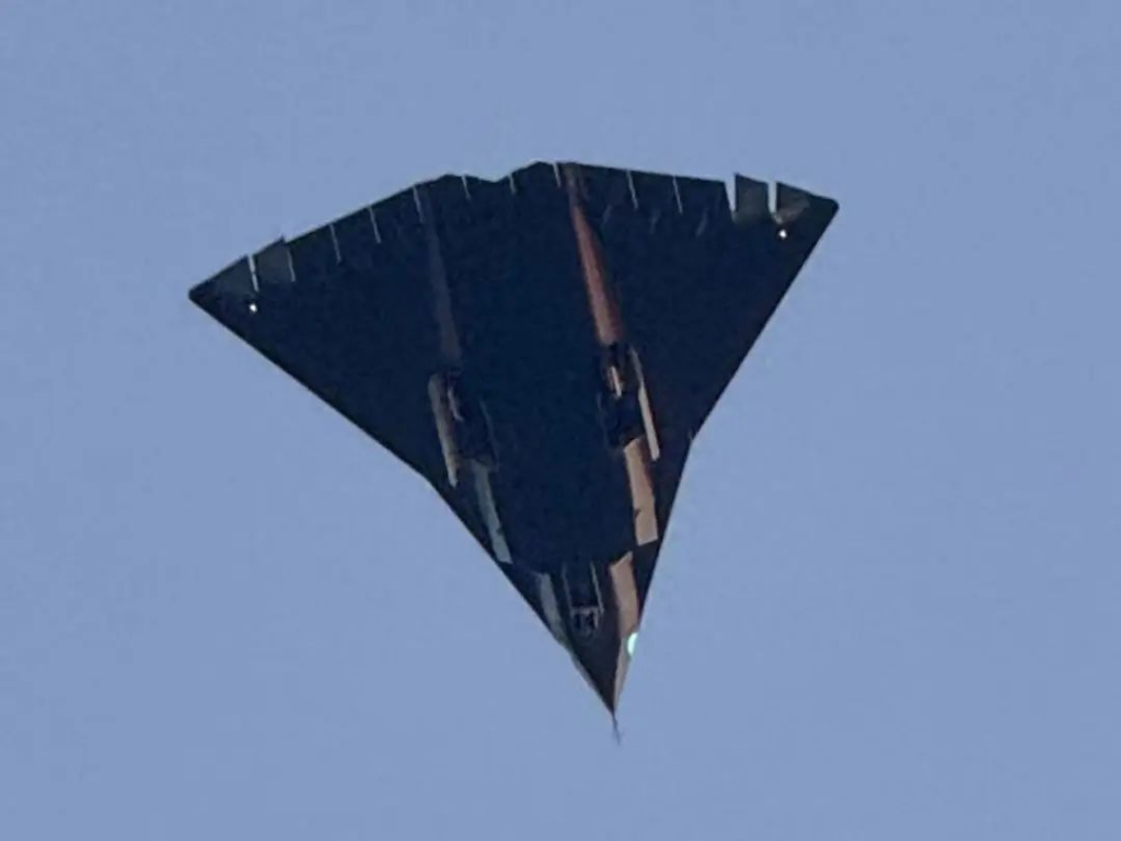 歼-36神速试飞，并列三发开始高空放油测试，完全碾压美国F-47