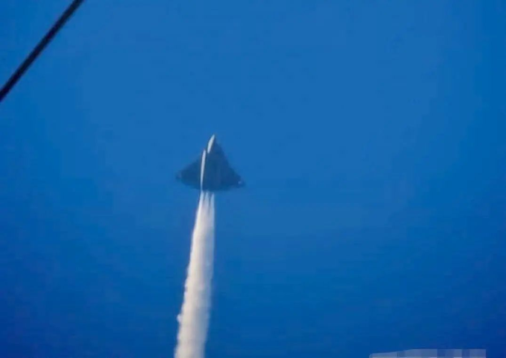 歼-36神速试飞，并列三发开始高空放油测试，完全碾压美国F-47