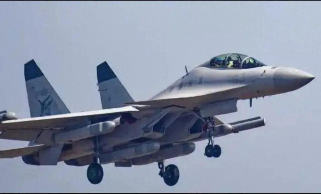 首次!山东舰列阵台岛以东,歼-15D强势升空,接管台海制电磁权