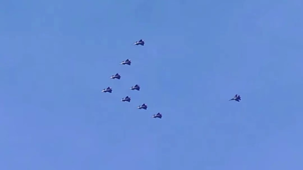 中国六代双机加油演练，或将参加9.3大阅兵？