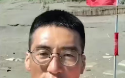 单人乘皮划艇，成功把红旗插在宝岛海滩