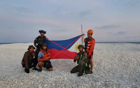 求锤得锤，中国海警首次在铁线礁附近使用水炮驱离菲公务船！