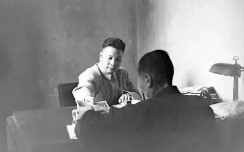 和物资相比，货币只是废纸