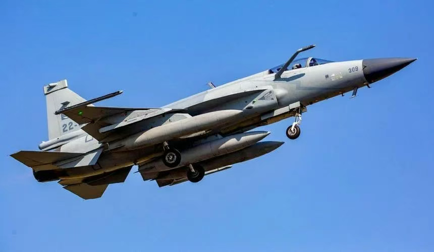 巨大突破!“枭龙”战机迎来40架大订单,感谢三哥刷的大火箭