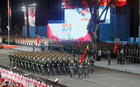 中越联合巡航结束，不到24小时，河内挺直腰板，折断美国橄榄枝