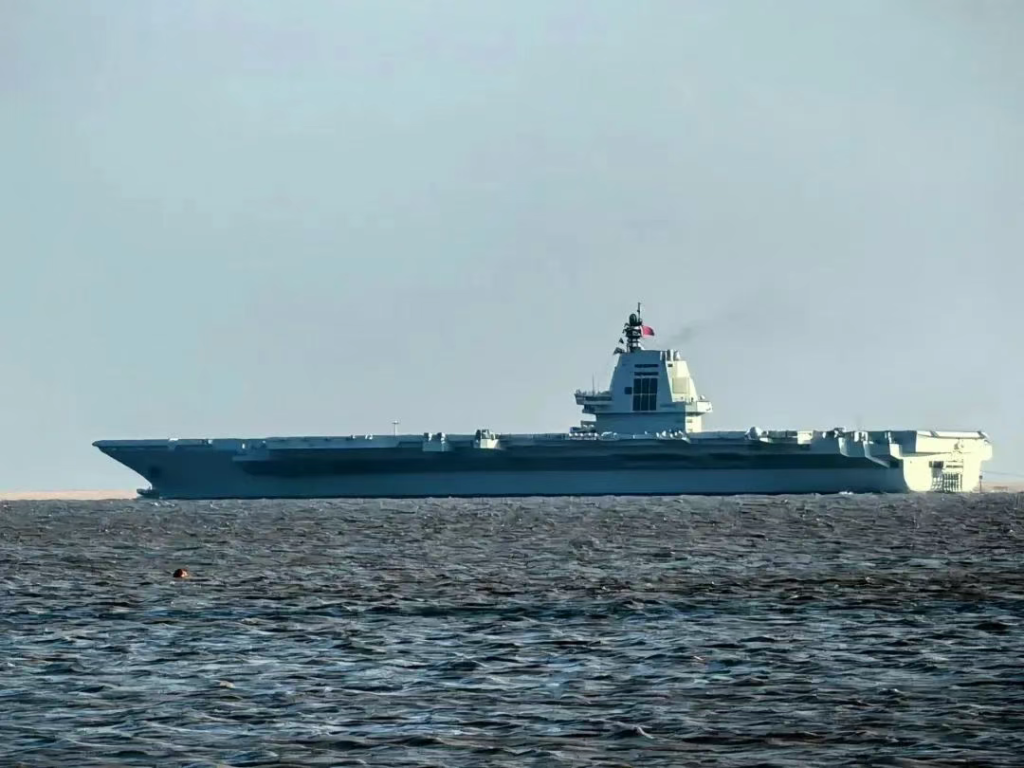 中国航母003“福建”舰进入最后冲刺阶段!甲板上出现大量轮胎印,最快8月服役?