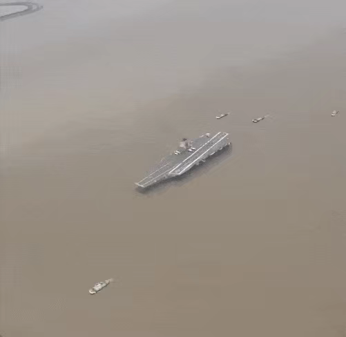 中国航母003“福建”舰进入最后冲刺阶段!甲板上出现大量轮胎印,最快8月服役?