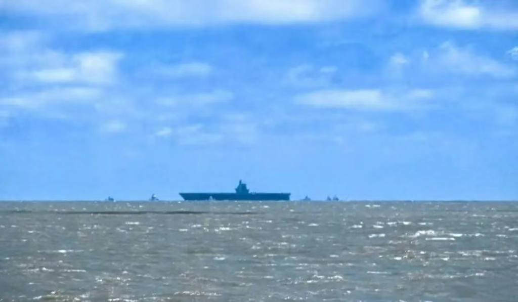 弹射版歼15D电子战机曝光,舰载机全部亮相完毕!第8次海试持续仅6天?暗示福建舰海试即将全部结束