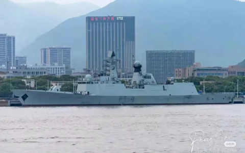 054A改进型露出真容，舰炮变化明显，可以搭载直-20反潜机