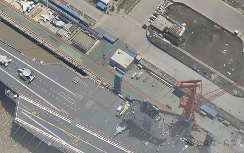 飞拍图片显示福建甲板上开始刷标，预示舰载机批量上舰测试