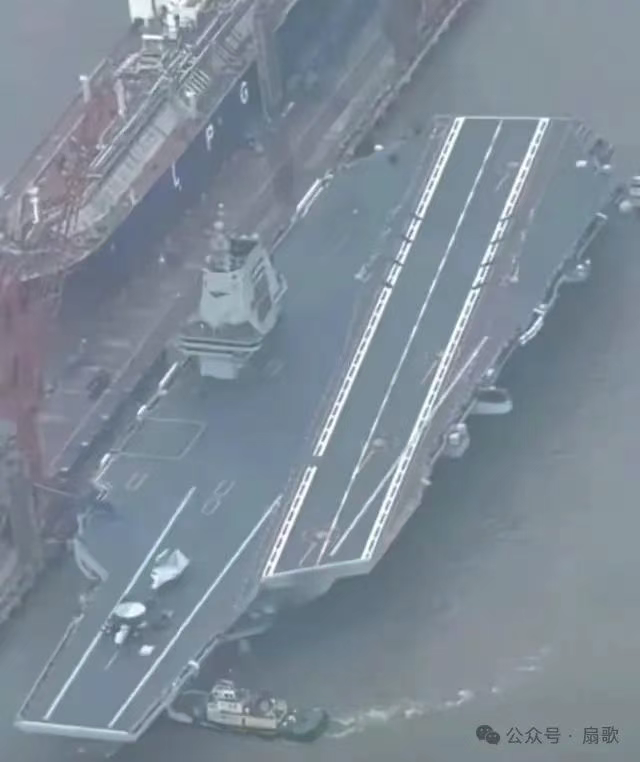 飞拍图片显示福建甲板上开始刷标,预示舰载机批量上舰测试
