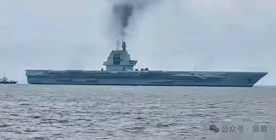 飞拍图片显示福建甲板上开始刷标,预示舰载机批量上舰测试