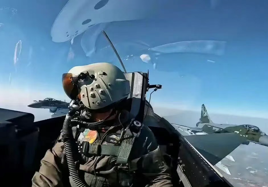 歼-10C著名的“苍蝇盔”露面,看谁打谁,实现“眼动自由射击”