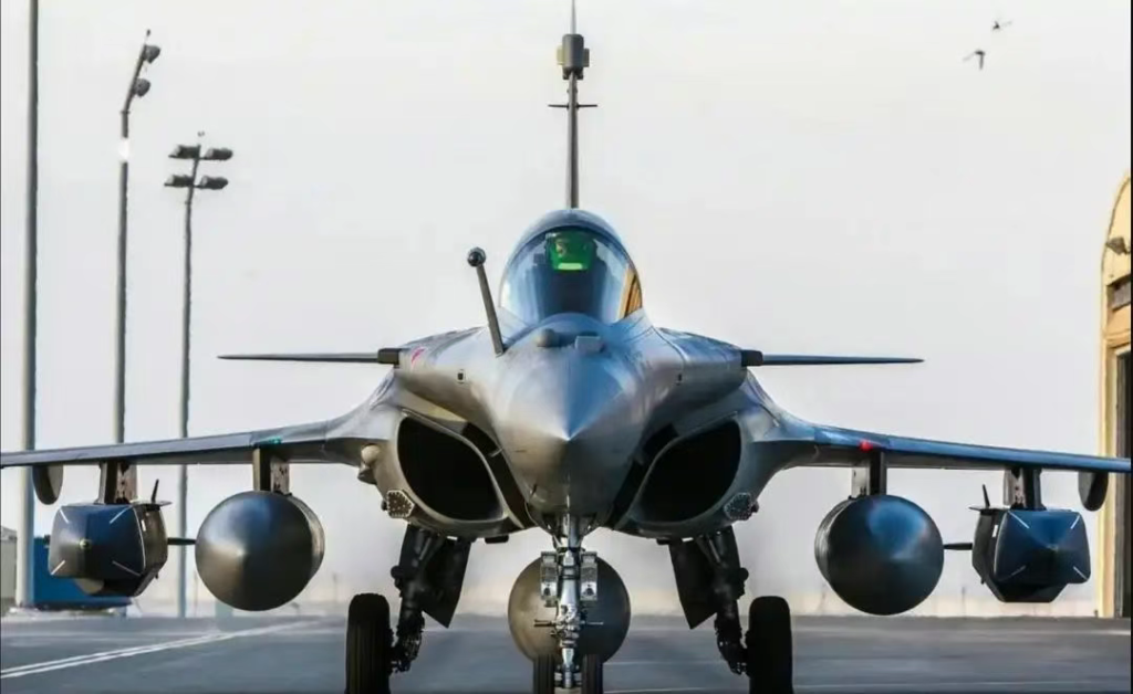 百步穿杨一击毙命，谁还跟你玩格斗！印军阵风英勇拦截霹雳-15导弹