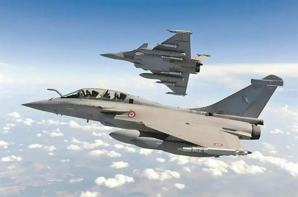 百步穿杨一击毙命，谁还跟你玩格斗！印军阵风英勇拦截霹雳-15导弹