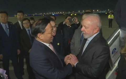 卢拉对中国很佩服，他在北京这五天，亲眼见证中国打赢关税战