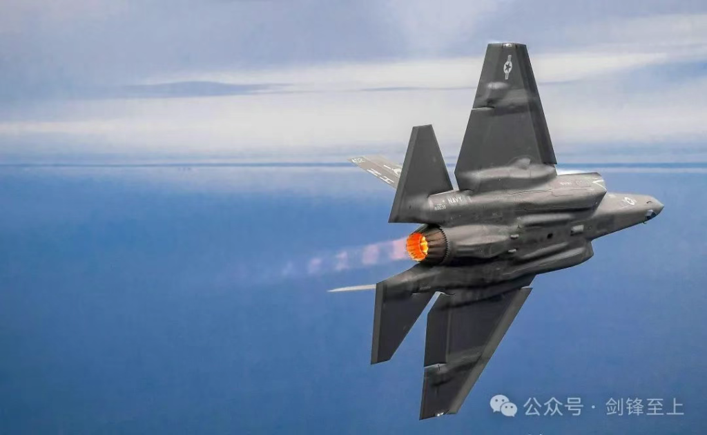 不装了,直接模仿中国歼35,特朗普宣布F35要升级成双发F55